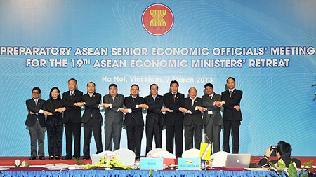 Các Quan chức kinh tế cấp cao ASEAN chụp ảnh tại cuộc họp SEOM trù bị thể hiện sự đoàn kết, thống nhất vì mục tiêu chung đã đặt ra.